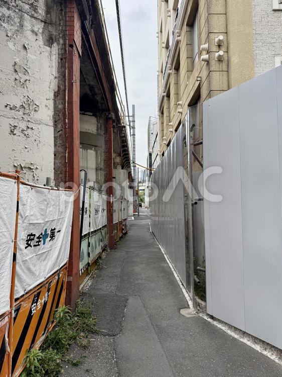 路地裏　工事現場　脇道 柵,工事現場,町の写真素材