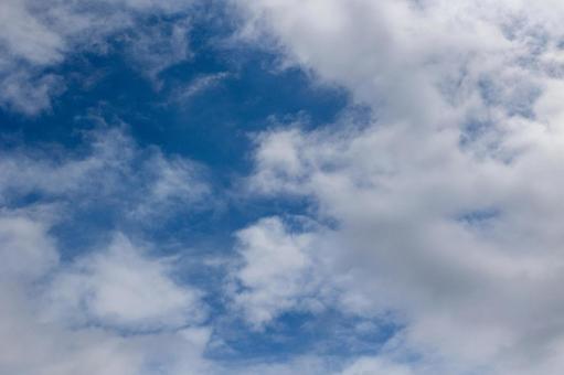雲の隙間からのぞく青空の背景 雲の隙間からのぞく青空の背景 空,雲,背景の写真素材