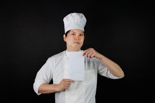 料理人が紙を持つ 料理人が紙を持つの写真