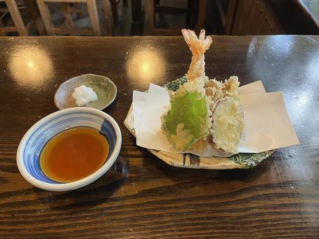 天ぷら 天ぷら 天ぷら,エビ,大葉の写真素材