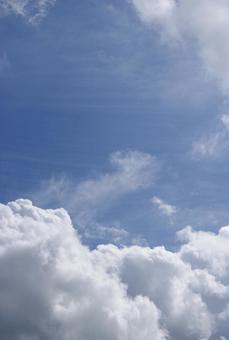 夏と秋の中間の空 縦 夏と秋の中間の空 縦の写真
