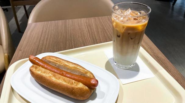 カフェのホットドッグとアイスカフェラテ カフェのホットドッグとアイスカフェラテ ホットドッグ,アイスカフェラテ,カフェの写真素材