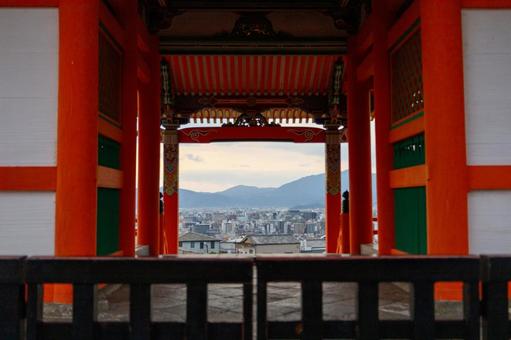 清水寺西門から見える京都市街 清水寺西門から見える京都市街の写真