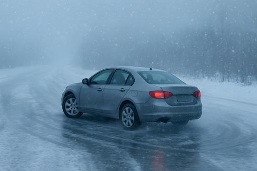 凍結路のスリップ 凍結路のスリップの写真
