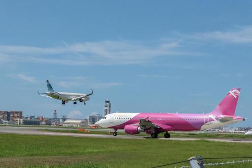 福岡空港の真昼の夏の風景 飛行機,航空機,旅客機の写真素材