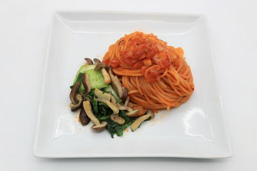 あり合わせ材料で作った賄いパスタ パスタ,スパゲッティ,賄いの写真素材