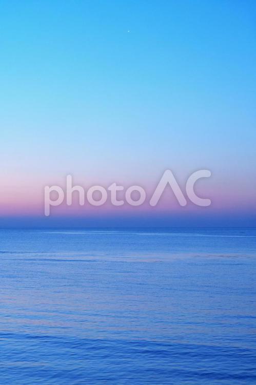 水平線と朝焼けのグラデーション 海,空,きれいの写真素材
