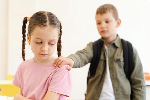 女の子の肩を掴む男の子 男の子,女の子,子どもの写真素材