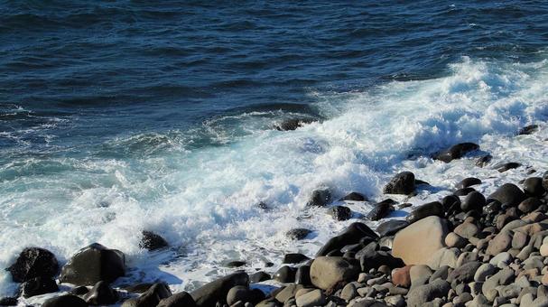 晩秋の御浜岬の海岸に打ち寄せる波 海,晩秋,白波の写真素材