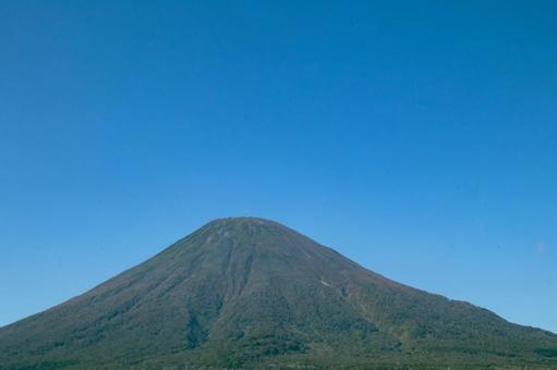青空の下の羊蹄山 青空の下の羊蹄山の写真