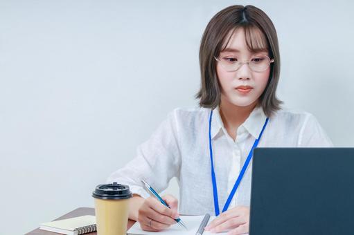 デスクワークをしている女性|三分の一構図 デスクワークをしている女性|三分の一構図 女性,若い,眼鏡の写真素材