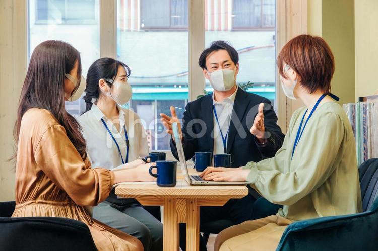マスクをして打ち合わせする男女 ビジネス,マスク,olの写真素材