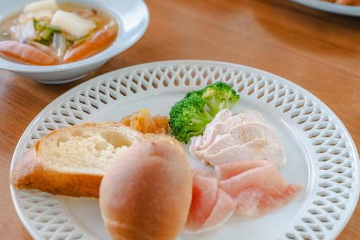 パンと鶏ハムの朝食 パンと鶏ハムの朝食 朝食,食事,パンの写真素材