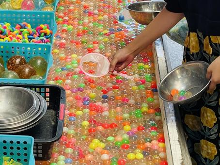 夏祭り屋台カラフルなスーパーボールすくい 夏祭り屋台カラフルなスーパーボールすくいの写真