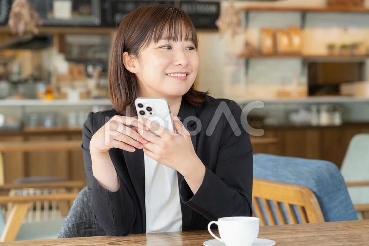 カフェでくつろぐビジネスウーマン カフェ,ビジネスウーマン,女性の写真素材
