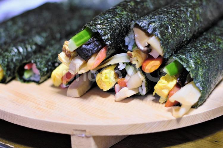 子どもの好きな具材が入ったのり巻き お弁当,お酢,かんぴょうの写真素材