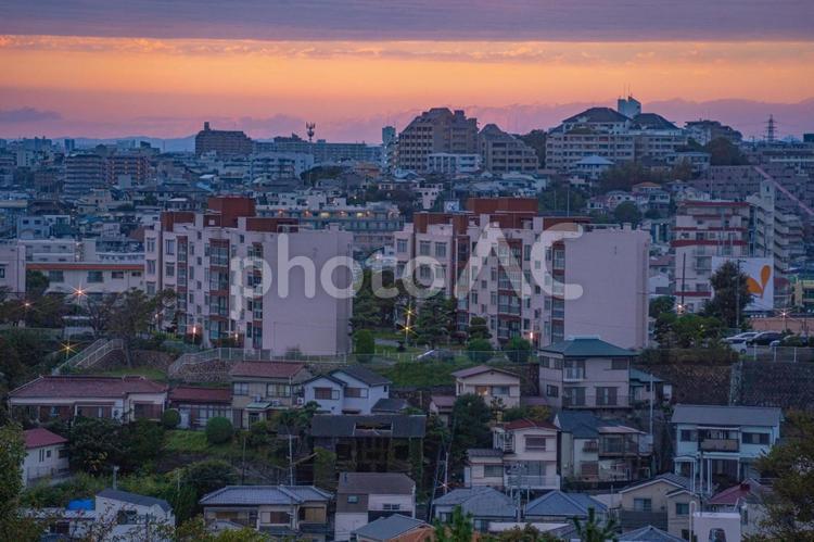 兵庫県　JR舞子駅周辺の街並み 夕暮れ,街並み,街の写真素材