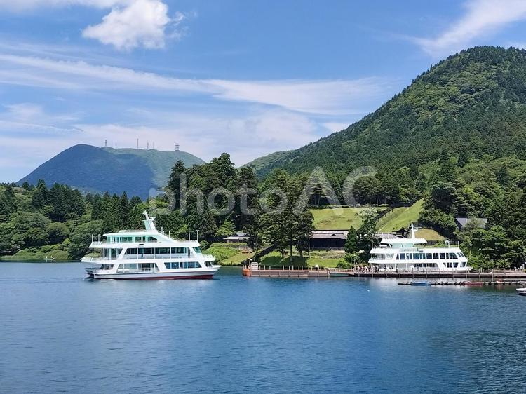 箱根町港へ着く箱根遊船　芦ノ湖海賊船から 箱根遊船,箱根海賊船,遊覧船の写真素材