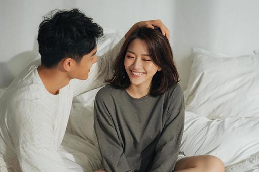 優しい笑顔あふれる朝の写真