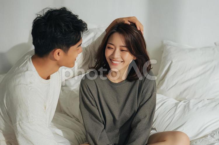 優しい笑顔あふれる朝 カップル,恋人,男女の写真素材