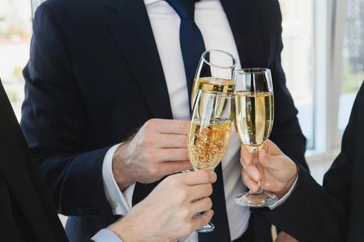 シャンパンで乾杯するスーツの人たち 乾杯,シャンパングラス,持つの写真素材