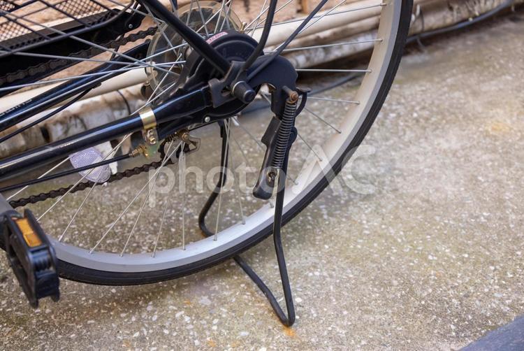 ママチャリの黒い両立スタンド 自転車,スタンド,両立の写真素材