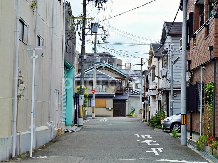 昭和の雰囲気を残す町角 町角,隘路,町並みの写真素材