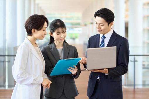 医師と打ち合わせするビジネスマン　 医師,ドクター,営業の写真素材