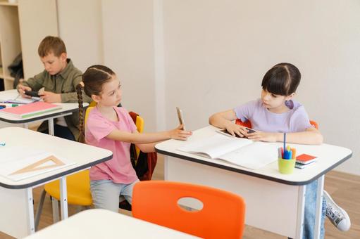 携帯を見せる女の子 男の子,女の子,子どもの写真素材