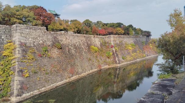 大阪城と空と堀 紅葉,石垣,堀の写真素材