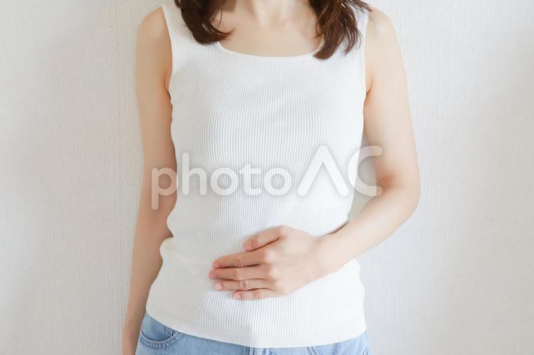お腹を抑える女性　腹痛イメージ 女性,お腹,腹痛の写真素材