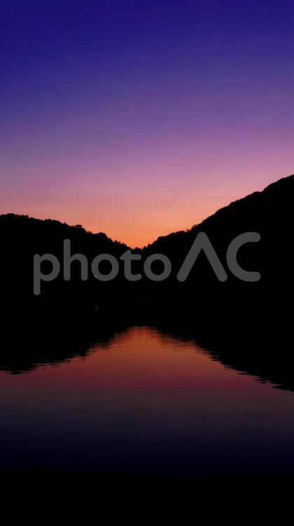 湖と夕焼け 湖,湖畔,水の写真素材