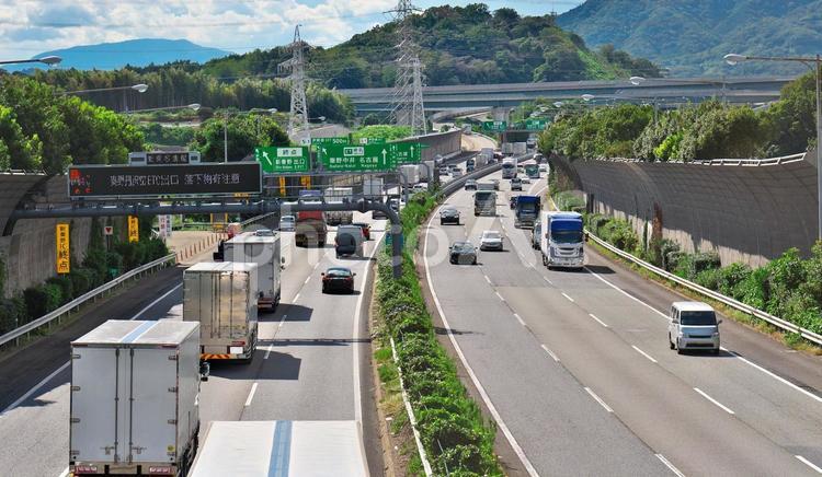 交通インフラの象徴　高速道路のある風景 ハイウェイ,道路,道の写真素材