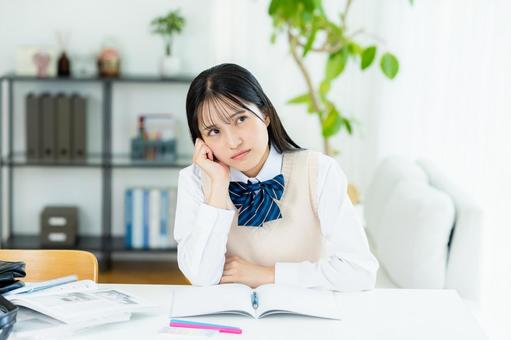 自宅で勉強中に悩む女子高生 自宅で勉強中に悩む女子高生 高校生,女子,勉強の写真素材