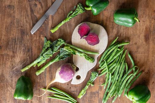 カットされたビーツや緑色の野菜 カットされたビーツや緑色の野菜の写真