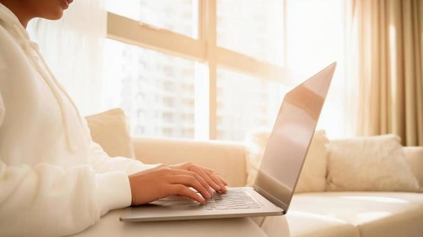 キーボードを触る女性の手元 03 キーボードを触る女性の手元 03の写真