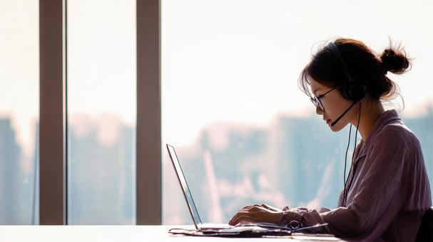 リモートワークで会議に参加する日本人の写真