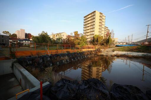 土嚢がある池 都心,池,工事現場の写真素材