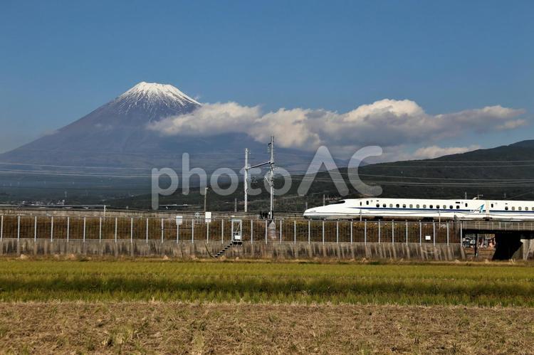 雲　新幹線　田園風景 富士山,田,田圃の写真素材