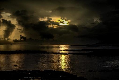 <素材>夏の夜明けの海の朝焼けと入道雲 <素材>夏の夜明けの海の朝焼けと入道雲の写真