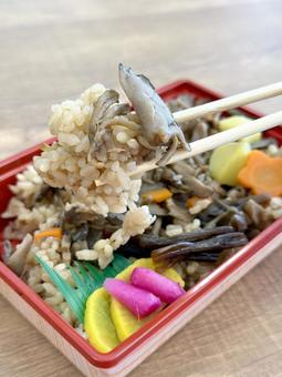 舞茸ご飯弁当 舞茸,秋の味覚,炊き込みご飯の写真素材