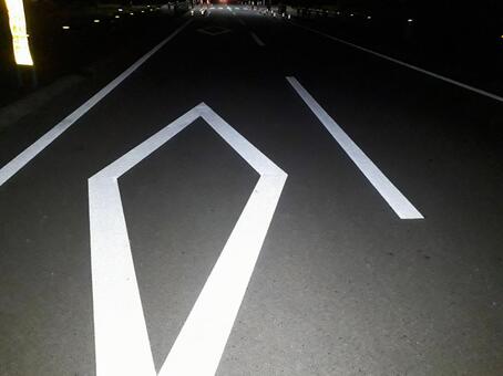 この先に横断歩道がある夜間の道路 夜間,道路,運転の写真素材