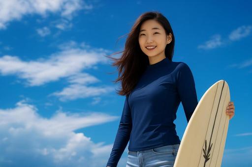 海辺に立つラッシュガードの女性と夏空 海辺に立つラッシュガードの女性と夏空の写真