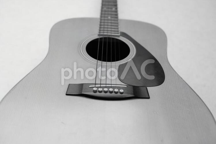 アコースティックギター　モノクロ ギター,弦楽器,アコースティックギターの写真素材