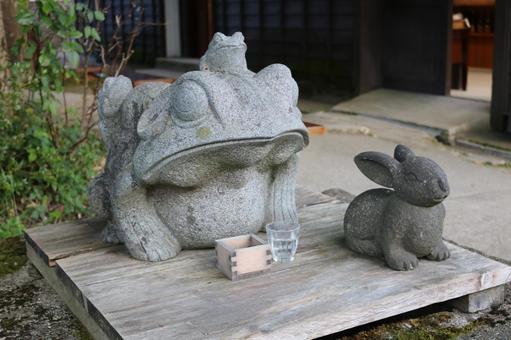 カエルとうさぎ(ななめ) カエルとうさぎ(ななめ)の写真