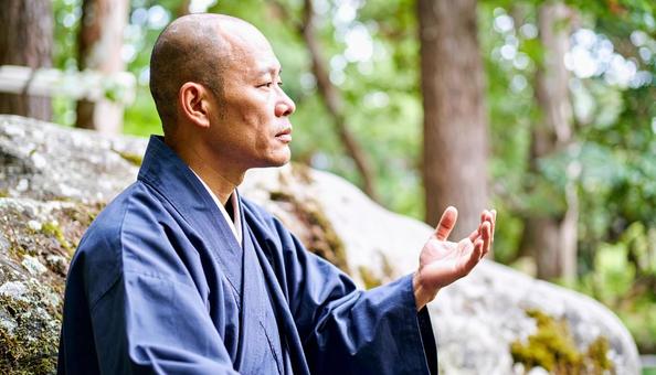 石に座って説法をしている僧侶 石に座って説法をしている僧侶の写真