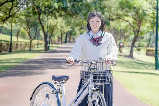 自転車と学生と公園 自転車,女子学生,制服の写真素材