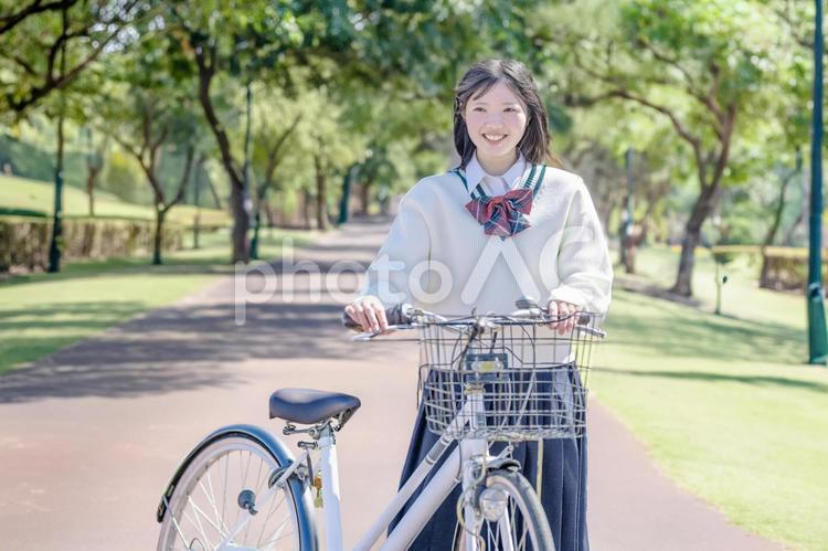 自転車と学生と公園 自転車,女子学生,制服の写真素材