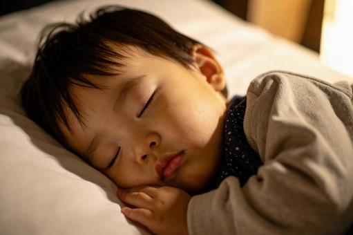 寝ている幼児 寝ている幼児の写真
