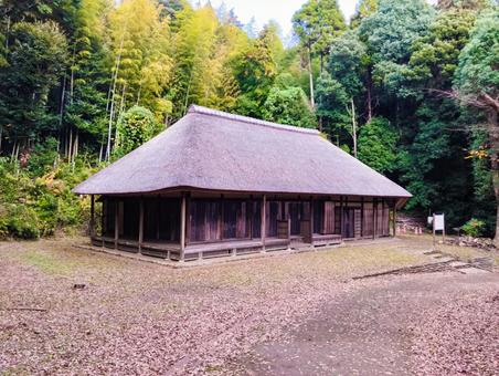 戸締りの古民家 芝山公園,落ち葉,古民家の写真素材